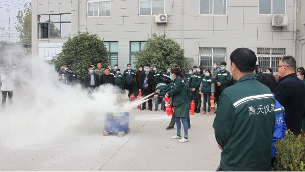 火搏体育加强安全意识，全体员工进行消防演练